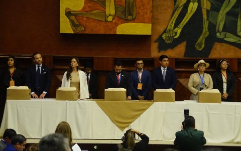 Mónica Salazar (útlima a la derecha), exintegrante de la Revolución Ciudadana, durante la primera sesión de la Asamblea Nacional el 14 de mayo de 2025.