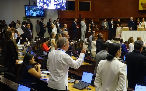 Bancada de la Revolución Ciudadana durante la sesión inaugural de la Asamblea Nacional 2025, en medio de tensiones por la salida de Mónica Salazar.