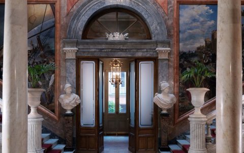 Muy cercano al Palacio Real y a la céntrica plaza de España en la tranquila calle de Ventura Rodríguez se levanta el Palacio del Marqués de Cerralbo.