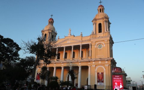 Personas asisten a una misa de acción de gracias en la plaza central de Chiclayo (Perú).