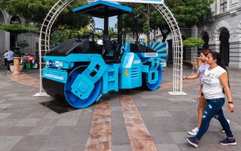 El Municipio de Guayaquil colocó una maquinaria en plena Plaza de la Administración, como una estrategia comunicacional para promocionar las obras viales del Cabildo.