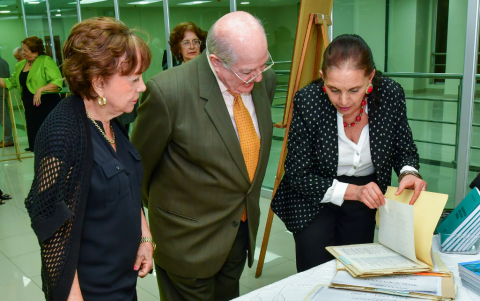 Dolly de Santa Cruz, Gustavo Ortega y Silvia Barragán.