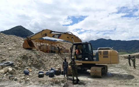 Una retroexcavadora fue inhabilitada en el operativo.