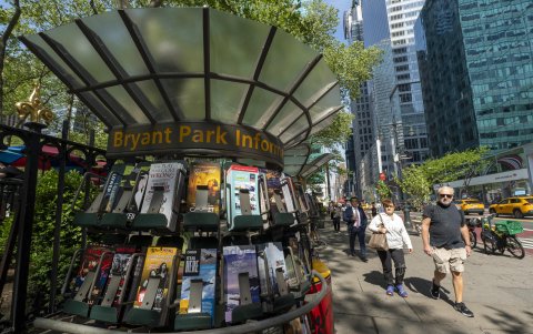 Varias personas transitan por la avenida 42 de Manhattan, uno de los barrios más famosos de Nueva York (Estados Unidos).