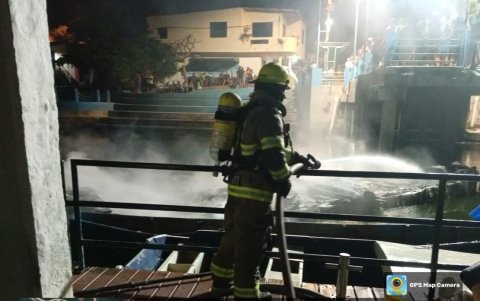 Personal del Cuerpo de Bomberos de Guayaquil acudió al sitio en la madrugada para atender la emergencia.
