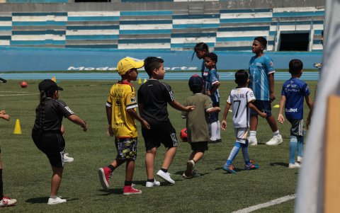 Parte de los niños en quienes ya se replica el programa hicieron una demostración en el estadio Modelo en Guayaquil.