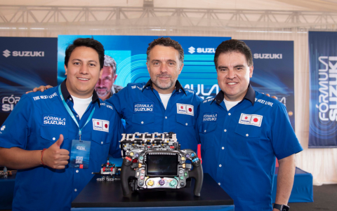 Albert Fàbrega, en el centro, acompañado de Juan Sebastián Becerra, gerente de Marketing y Ventas, y Esteban Acosta, CEO Suzuki Ecuador.