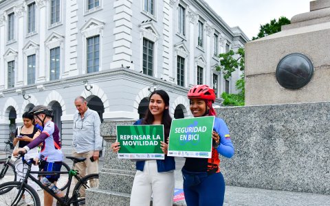 Michelle Gaibor junto a una ciclista voluntaria.
