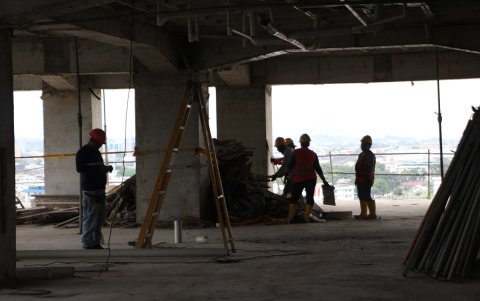 Obreros laborando en el proyecto The Hills, en Puerto Santa Ana.