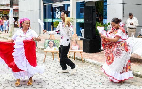 El grupo de danza Flor de Mangle puso la nota divertida con su presentación.