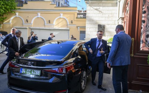 El jefe de la delegación rusa, Vladimir Medinsky, llega antes de una reunión planificada entre delegados ucranianos, estadounidenses y rusos en Estambul el 15 de mayo de 2025.