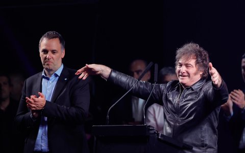 El presidente de Argentina, Javier Milei (derecha), junto al portavoz presidencial y candidato a legislador, Manuel Adorni, en el cierre de campaña.
