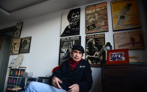 Seis bandas se unirán en solidaridad con el trovador de 71 años mientras esperan su recuperación. Nunca ha dejado de lado su guitarra.