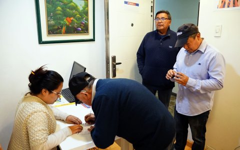 Proceso. El colectivo Defiende Tu Voto tiene seis puntos de recolección de firmas en Quito para la revocatoria del alcalde de la urbe.