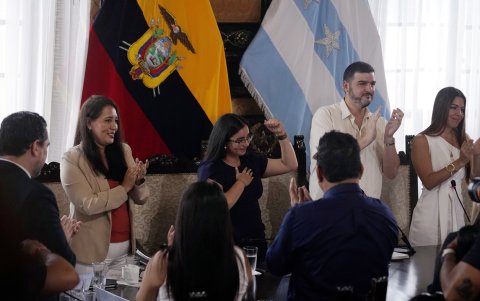 De izquierda a derecha, la concejal Nelly Pullas; la vicealcaldesa saliente, Blanca López; el alcalde Aquiles Álvarez, y la nueva vicealcaldesa, Tatiana Coronel, el jueves 15 de mayo.