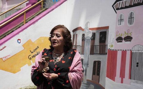 Vecinos como Esperanza Cañar se suman a las visitas, contando leyendas del barrio a los turistas.
