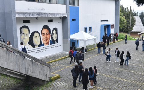 El artista ecuatoriano-boliviano Martín López ponto un mural en homenaje a Álvaro Nazareno, Michelle Montenegro, David Romo y Carolina Garzón, todos desaparecidos.