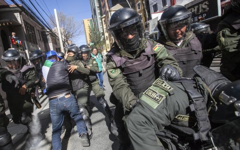 Miembros de la Policía se enfrentan con seguidores del expresidente de Bolivia Evo Morales (2006-2019) este viernes en La Paz.