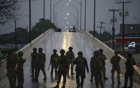 Agentes del Servicio Nacional de Fronteras de Panamá (SENAFRONT), vigilan una protesta este jueves, en Santiago de Veraguas (Panamá).