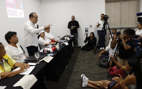 El ministro del Trabajo, Antonio Sanguino, habla durante un encuentro este jueves, en Santa Marta (Colombia).