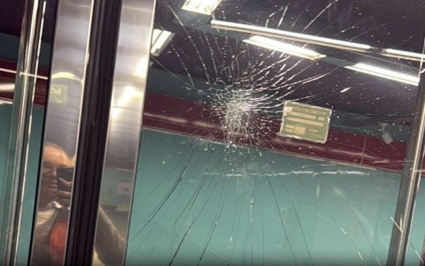 Estado en que quedó el vidrio de la puerta en la estación Carolina, tras los golpes propinados por un hombre presuntamente bajo los efectos de sustancias estupefacientes.