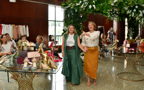 Mirella Gómez de la Torre y Jacqueline Moncayo.