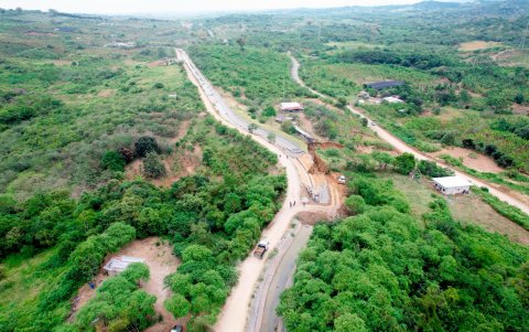 La alerta se activó cuando el asentamiento de la estructura, ubicada sobre un relleno de suelo, generó un desbordamiento que obligó a una rápida intervención de la Empresa Pública del Agua.