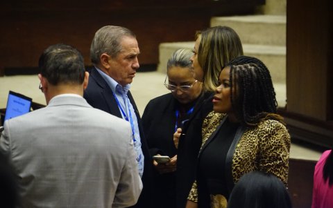 Los correístas quedaron relegados al interior del Pleno de la Asamblea.