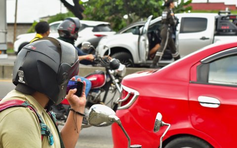 El crimen ocurrió en la vía Perimetral, ante decenas de comerciantes, conductores y peatones.
