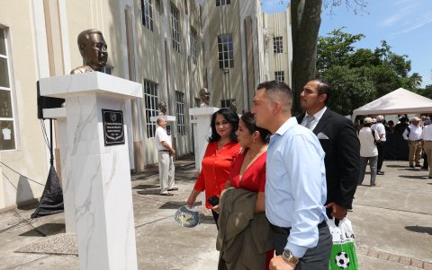 Ciudadanos contemplaban una de las figuras en la avenida de los Presidentes, en el colegio Vicente Rocafuerte, en el centro de Guayaquil.