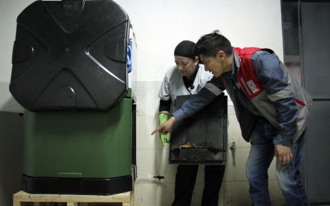 La Emgirs capacita a las personas encargadas de la composteras móviles en edificios.