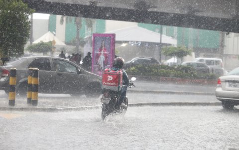 En la Kennedy, se acumula agua con frecuencia.