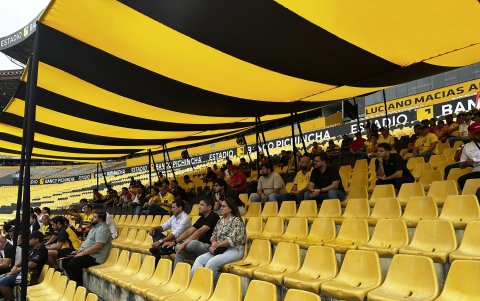 Unos 300 socios de los 6.051 habilitados asistieron a la Asamblea de Barcelona SC.
