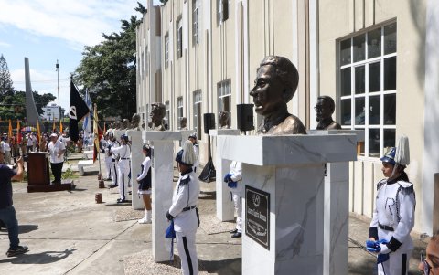 Las 19 figuras de los expresidentes están ubicadas en la acera sur dentro de la institución.