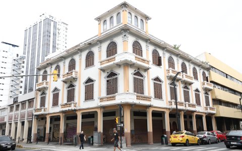 Las edificaciones patrimoniales son características del centro de Guayaquil, como esta que se ubica en la esquina de Pedro Carbo y Francisco María Roca.