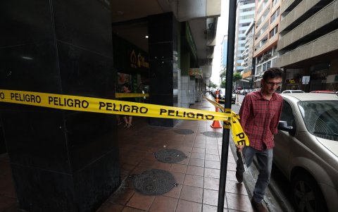 En Córdova y 9 de Octubre, pedazos de fachada se desprenden de un inmueble, lo que pone en peligro a cientos de peatones.