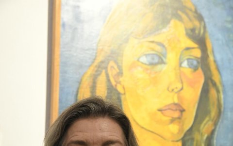 Carolina junto a su cuadro.