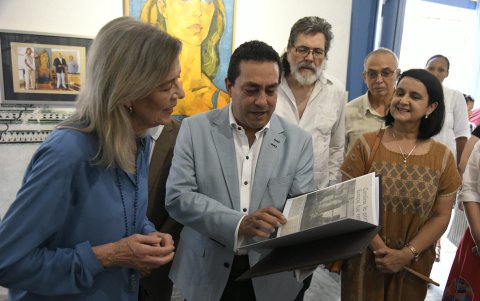 La hija de Grace Kelly ve los recortes que se publicaron en ese entonces.