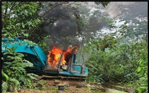 En Alto Punino (Sucumbíos), las autoridades incautaron una retroexcavadora utilizada por estructuras criminales en actividades ilegales