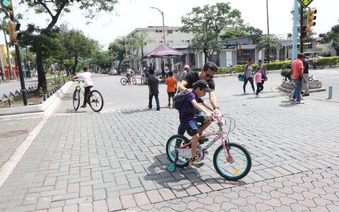 Familias aprovecharon la peatonalización de un carril de la avenida Víctor Emilio Estrada para que los niños anden en bicicleta.