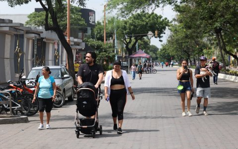 Las familias aprovecharon que un tramo de la avenida Víctor Emilio Estrada fue peatonal, para movilizarse con tranquilidad.
