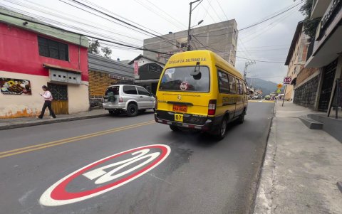 Afuera de la Unidad Educativa Municipal Rafael Alvarado, en Tumbaco, se pintó el rango de velocidad para una zona escolar.
