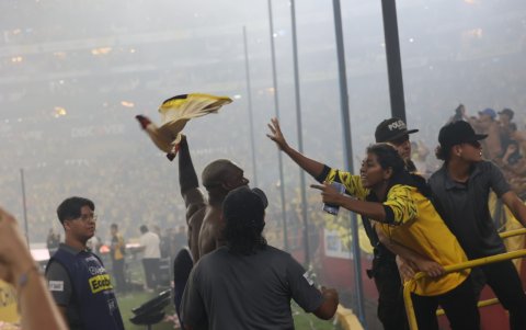 Felipe Caicedo regala su camiseta en la Sur Oscura.