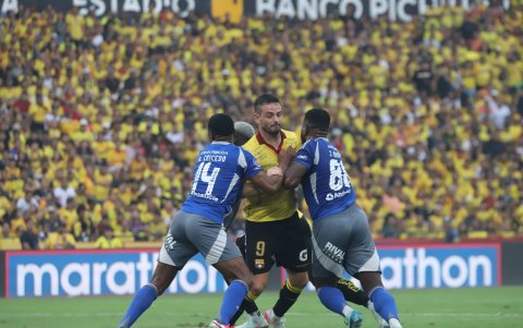 Barcelona SC se impuso a Emelec con un doblete de Octavio Rivero.