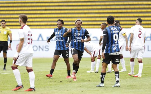 Emerson Pata (c) marcó el primer gol de los rayados.