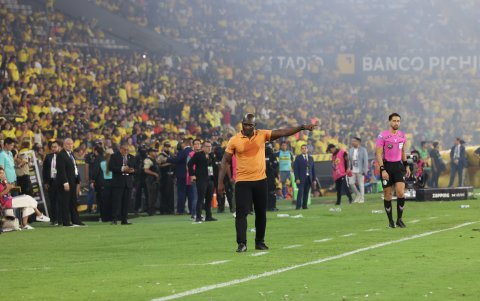 Segundo Castillo dirigiendo en el Clásico del Astillero.