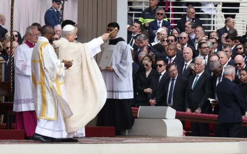 Daniel Noboa y Gustavo Petro, juntos pero distantes durante la entronización del Papa León XIV