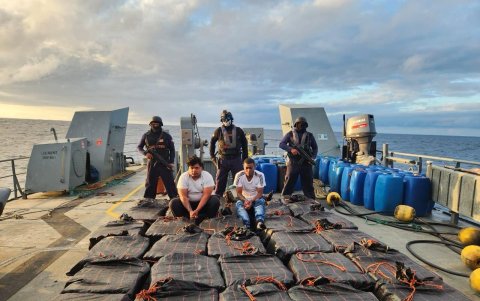 Miembros de la Armada del Ecuador custodian cargamento con presunta droga incautado en altamar frente a Santa Elena