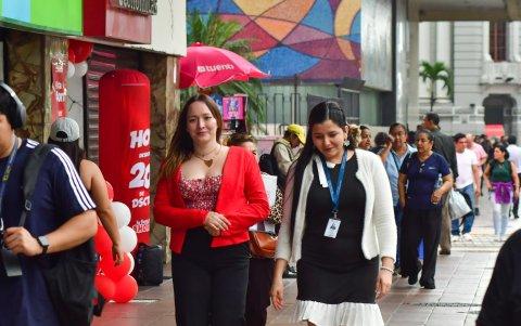 En el centro de Guayaquil se ha vuelto común ver a personas caminando más arropada. No lo hacen todos los días, pero se ha vuelto más común desde hace dos semanas.