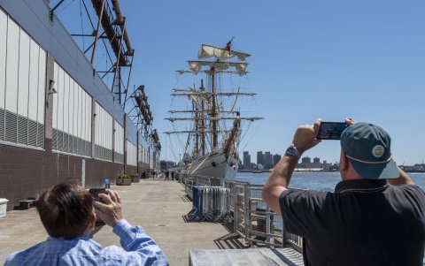 Personas observan el buque escuela Cuauhtémoc estacionado en el puerto 36 este lunes, en Nueva York (Estados Unidos).